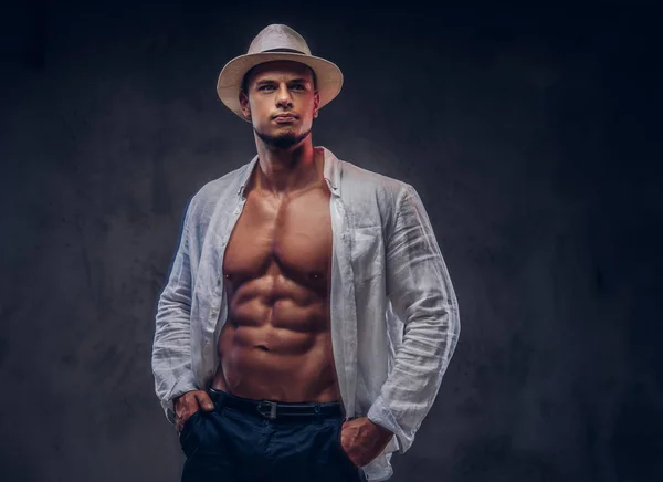 白いシャツのボタンを外して パナマ帽子で筋肉ボディと魅惑的なセクシーなハンサムな男の肖像画 暗い背景に分離 — ストック写真