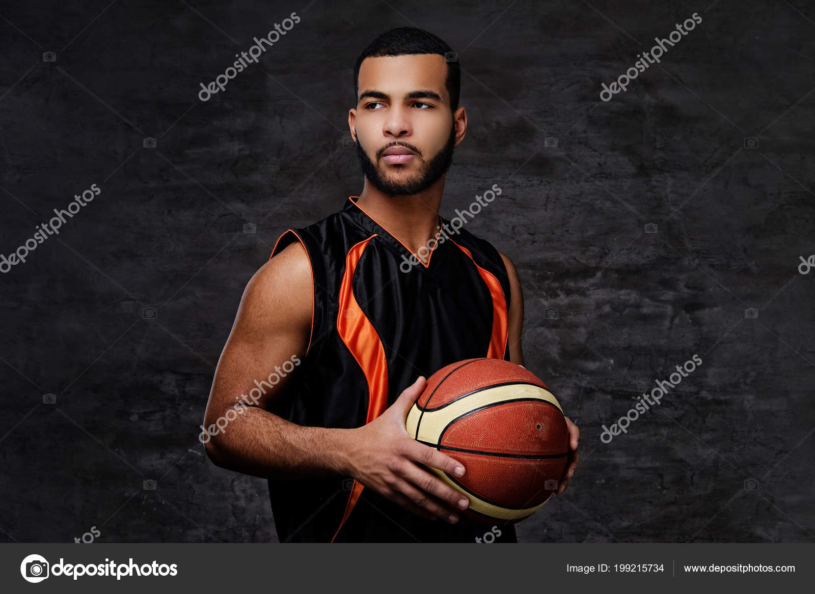 アフリカ系アメリカ人のスポーツマンの肖像画 暗い背景にボールとスポーツのバスケット ボール選手 ストック写真 C Fxquadro