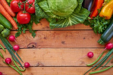 Ahşap kurulları zemin, üstten görünüm taze organik sebze. Sağlıklı gıda kavramı.