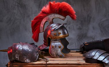 Antik Yunan savaşçı yalan üzerine bir kutu ahşap kurulların tam savaş aleti. Karanlık bir arka plan üzerinde izole.