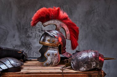 Antik Yunan savaşçı yalan üzerine bir kutu ahşap kurulların tam savaş aleti. Karanlık bir arka plan üzerinde izole.