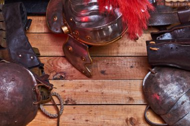 Antik Yunan savaşçı bir ahşap kurulları zemin üzerine tam savaş aleti.