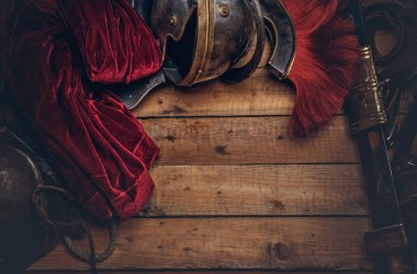 Antik Yunan savaşçı bir ahşap kurulları zemin üzerine tam savaş aleti.