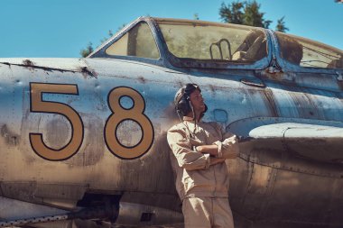 Mekanik tek tip ve uçan kask ayakta yakınındaki eski bir savaş avcı-Interceptor bir açık hava Müzesi'nde.