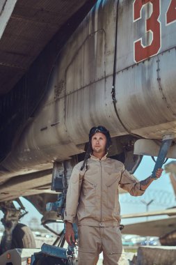 Bir açık hava Müzesi'nde bir savaş avcı-Interceptor yakınındaki Tekdüzen ayakta pilot.