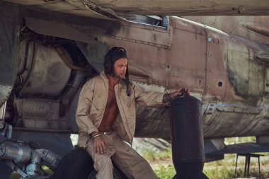 Bakım Açık Hava Müzesi'nde eski bir askeri bombacı tamirci üniforma ve uçuş kask içinde yürütmektedir.