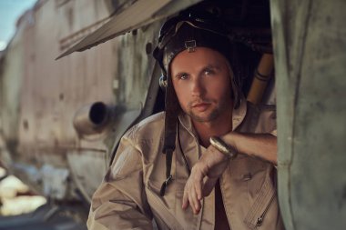 Üniforma ve uçan yakınındaki, Açık Hava Müzesi'nde eski bir bombardıman uçak altında duran bir mekanik yakın çekim portre.