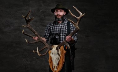 Polar gömlek ve şapka sakallı avcı ödülünü almıştır. Karanlık bir arka plan üzerinde izole.