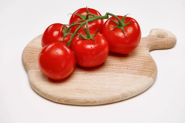 Liggen Verschillende Tomaten Een Houten Snijplank Geïsoleerd Een Witte Achtergrond — Stockfoto