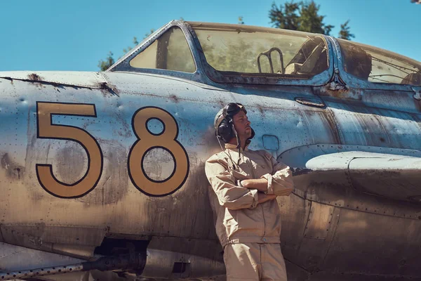 Mekanik Tek Tip Uçan Kask Ayakta Yakınındaki Eski Bir Savaş — Stok fotoğraf