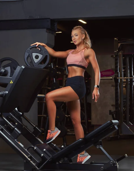 Athletische Blonde Frau Sportbekleidung Posiert Der Nähe Der Beine Pressmaschine — Stockfoto