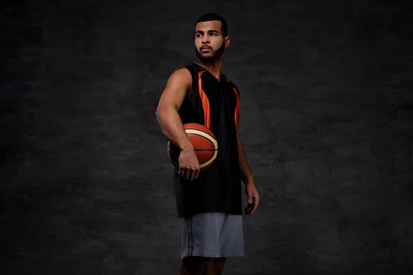 Retrato Jovem Jogador Basquete Afro Americano Sportswear Isolado Sobre Fundo — Fotografia de Stock