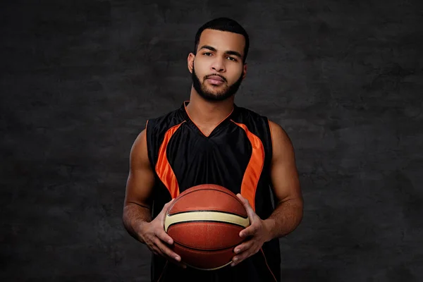 Porträtt Ung Amerikansk Basketspelare Sportkläder Isolerade Över Mörk Bakgrund — Stockfoto