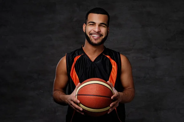 Lächelnder Junger Afrikanisch Amerikanischer Basketballspieler Sportbekleidung Isoliert Vor Dunklem Hintergrund — Stockfoto