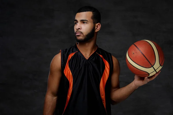 Porträt Eines Afroamerikanischen Sportlers Basketballspieler Sportbekleidung Mit Ball Auf Dunklem — Stockfoto