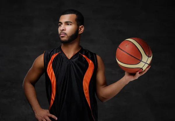 Retrato Jovem Jogador Basquete Afro Americano Sportswear Isolado Sobre Fundo — Fotografia de Stock