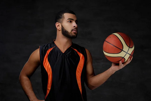 Porträt Eines Afroamerikanischen Sportlers Basketballspieler Sportbekleidung Mit Ball Auf Dunklem — Stockfoto
