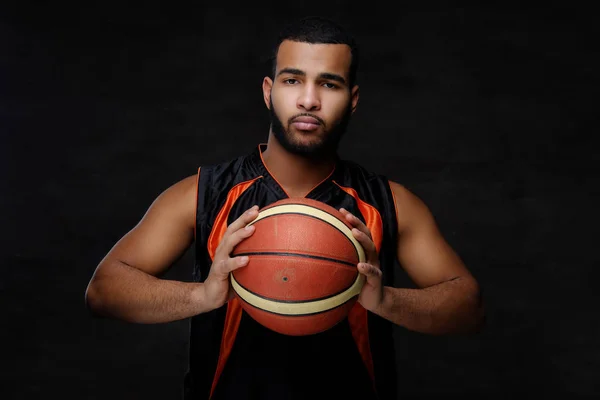 Retrato Desportista Afro Americano Jogador Basquete Sportswear Com Uma Bola — Fotografia de Stock