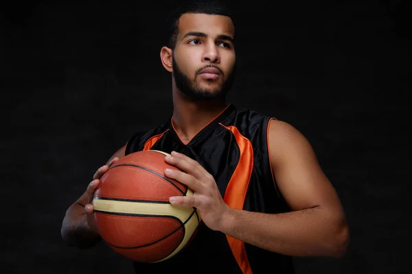 アフリカ系アメリカ人のスポーツマンの肖像画 暗い背景にボールとスポーツのバスケット ボール選手 — ストック写真