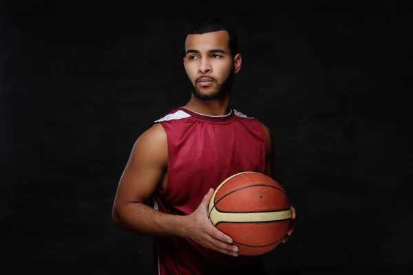 Retrato Desportista Afro Americano Jogador Basquete Sportswear Com Uma Bola — Fotografia de Stock