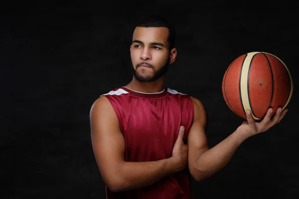 Retrato Deportista Afroamericano Jugador Baloncesto Ropa Deportiva Con Una Pelota — Foto de Stock