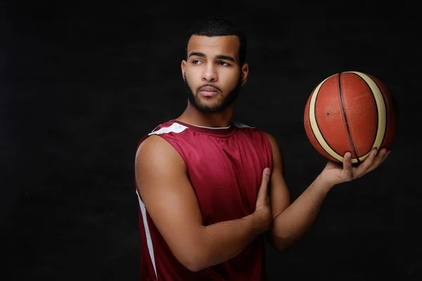 Retrato Jovem Jogador Basquete Afro Americano Sportswear Isolado Sobre Fundo — Fotografia de Stock