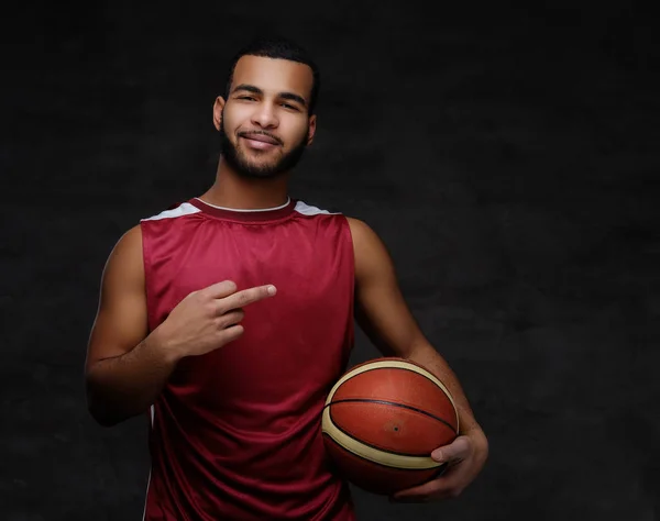 Porträt Eines Afroamerikanischen Sportlers Basketballspieler Sportbekleidung Mit Ball Auf Dunklem — Stockfoto