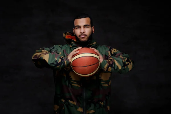 Porträtt Ung Afroamerikanska Street Basketspelare Camouflage Jacka Isolerade Över Mörk — Stockfoto