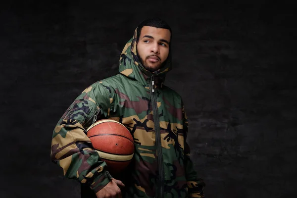 Porträtt Ung Afroamerikanska Street Basketspelare Camouflage Jacka Isolerade Över Mörk — Stockfoto