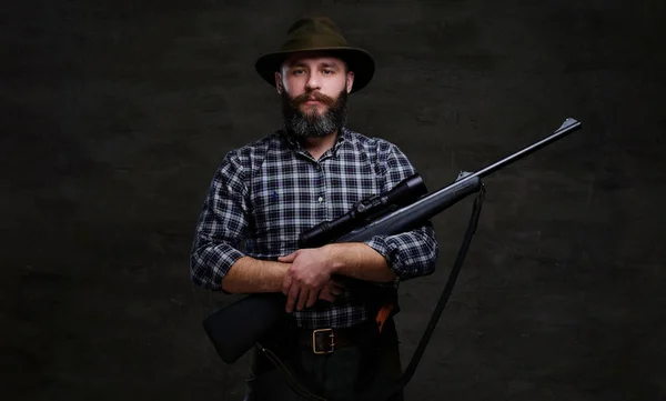 Bonito Caçador Barbudo Viajante Uma Camisa Chapéu Segura Rifle Com — Fotografia de Stock