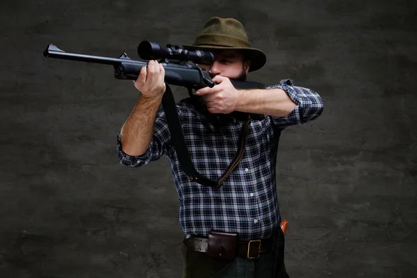 Hunter Apuntando Rifle Vista Mientras Prepara Para Hacer Disparo Preciso —  Fotos de Stock