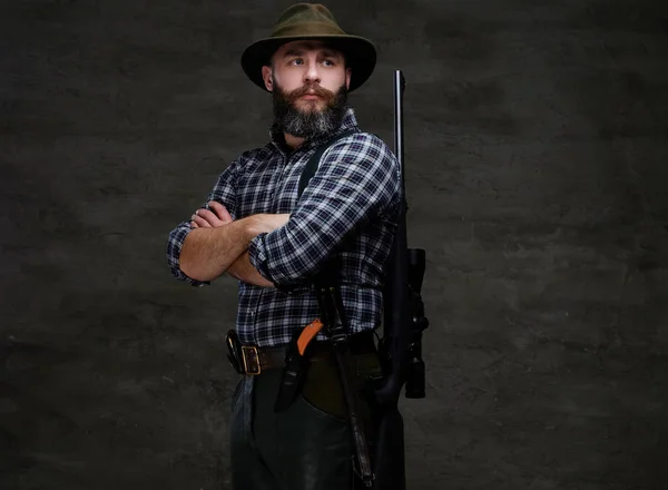 Retrato Caçador Barbudo Com Uma Camisa Chapéu Com Uma Espingarda — Fotografia de Stock