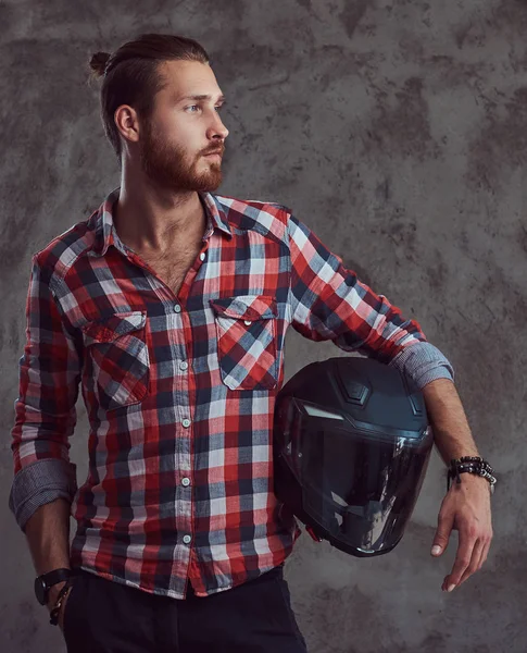 Joven Motero Pelirrojo Guapo Con Una Camisa Franela Sostiene Casco —  Fotos de Stock