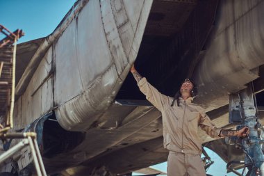 Üniforma ve uçuş kask, mekanik bakım bir savaş uçağı Interceptor bir açık hava Müzesi'nde gerçekleştirdiği.