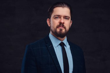 Yakın çekim portre sakal ve saç modeli ile yakışıklı bir orta yaşlı adamın dokulu bir koyu arka plan Studio bir zarif resmi kıyafeti giymiş.