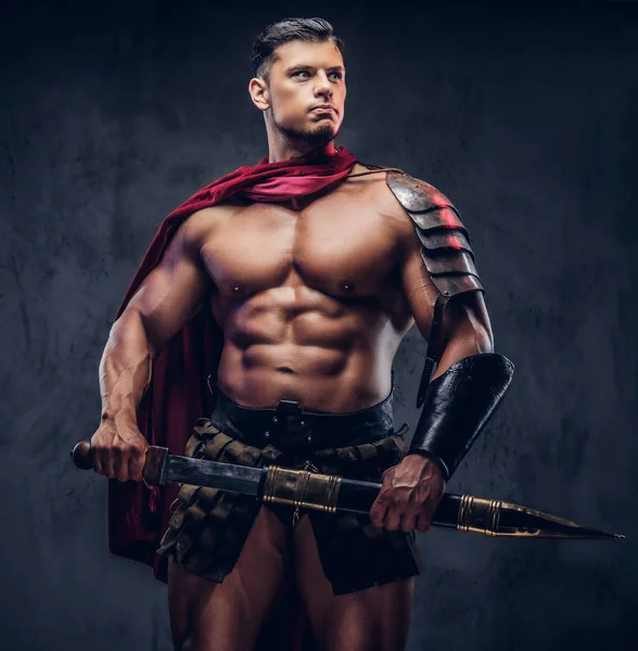 Brutal Antigo Guerreiro Grego Com Corpo Muscular Equipamento Batalha Posando — Fotografia de Stock