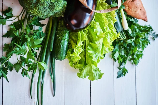 ホワイト木製ボードの背景 上面に新鮮な有機野菜 健康食品のコンセプト — ストック写真
