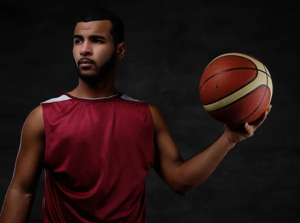 Porträt Eines Afroamerikanischen Sportlers Basketballspieler Sportbekleidung Mit Ball Auf Dunklem — Stockfoto