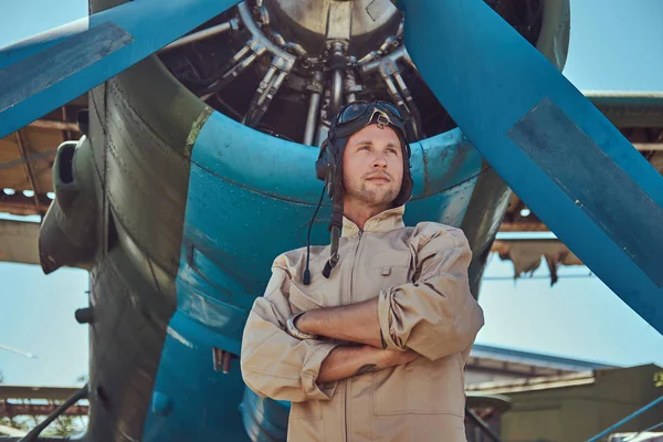 Hezký Pilot Plném Letu Gear Překřížením Rukou Poblíž Vojenské Letadlo — Stock fotografie