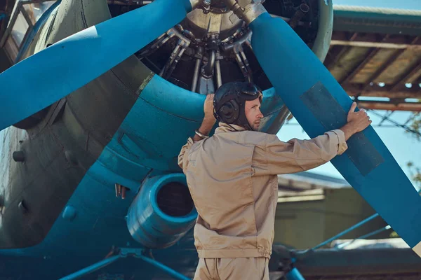 Piloto Mecânico Trem Voo Completo Verifica Hélice Sua Aeronave Retro — Fotografia de Stock