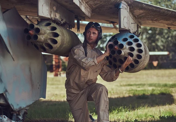 Mecánico Uniforme Casco Volador Reparar Viejo Interceptor Combate Guerra Museo — Foto de Stock