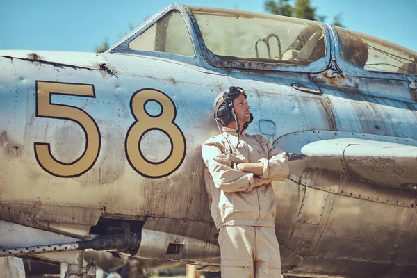 Mecânico Uniforme Capacete Voador Perto Velho Caça Interceptor Guerra Museu — Fotografia de Stock