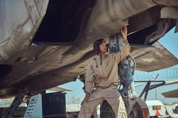 Mecánico Uniforme Casco Vuelo Realiza Mantenimiento Caza Interceptor Guerra Museo — Foto de Stock