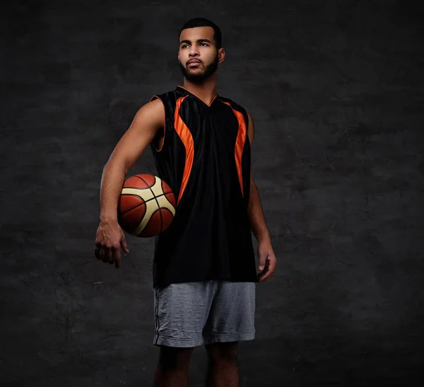 Retrato Desportista Afro Americano Jogador Basquete Sportswear Com Uma Bola — Fotografia de Stock