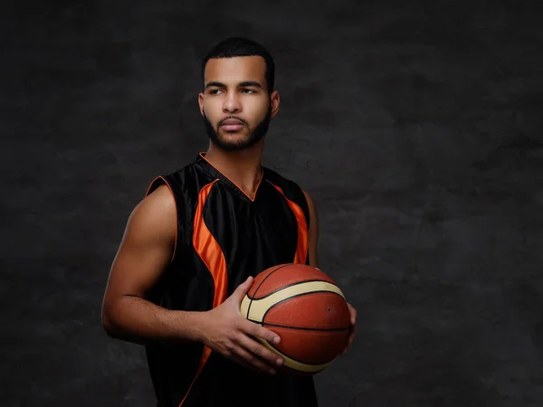 Portret Młodego African American Koszykarz Sportowej Białym Tle Nad Ciemnym — Zdjęcie stockowe