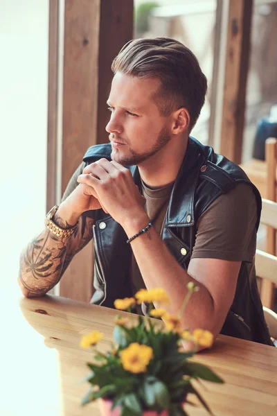 Hipster Pensativo Con Corte Pelo Elegante Barba Sienta Una Mesa — Foto de Stock