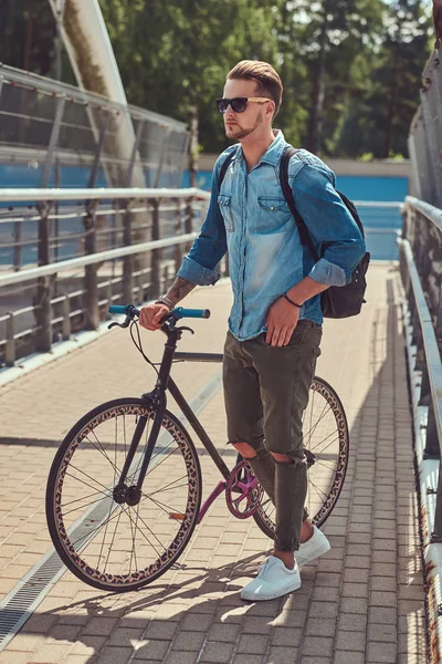 屋外の自転車とウォーキング サングラスでスタイリッシュな散髪とハンサムなファッショナブルな流行に敏感な — ストック写真