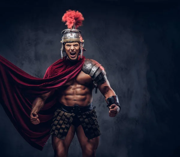 戦いで筋肉ボディを持つ残忍な古代ギリシャ戦士の制服の暗い背景に戦い苦しみの悲鳴 — ストック写真