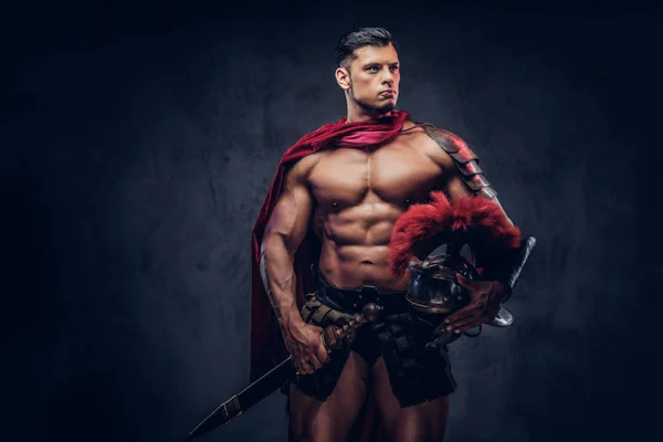 Brutaler Alter Griechischer Krieger Mit Muskulösem Körper Kampfausrüstung Posiert Vor — Stockfoto