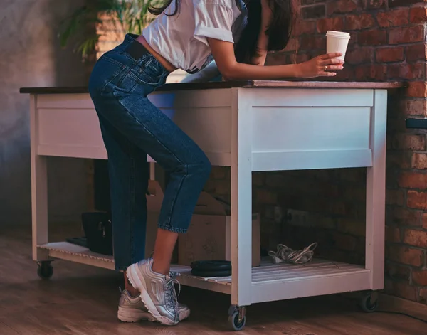 Imagen Recortada Una Chica Moderna Fresca Con Top Blanco Jeans — Foto de Stock